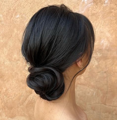 Elegant Low Hair Bun Low Sock Bun, Trendy Bun Hairstyles, Middle Part Updo, Smooth Bun, Low Hair Bun, Bouffant Bun, Trendy Bun, Brunette Updo, Black Hair Bun