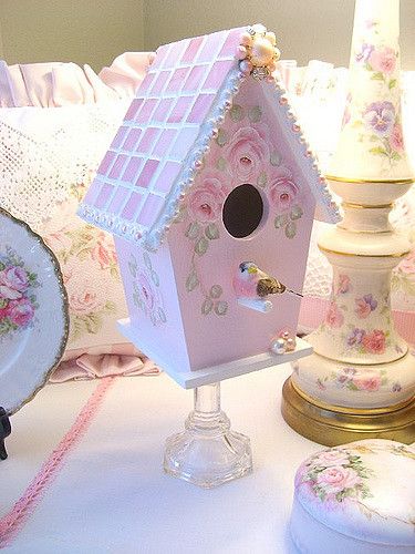 Cute Bird House Painting Ideas, Painted Bird Houses Ideas, Bird House Painting Ideas, Shabby Chic Birdhouse, Mosaic Birdhouse, Pink Mosaic, Birdhouse Ornaments, Birdhouse Ideas, Birdhouse Craft