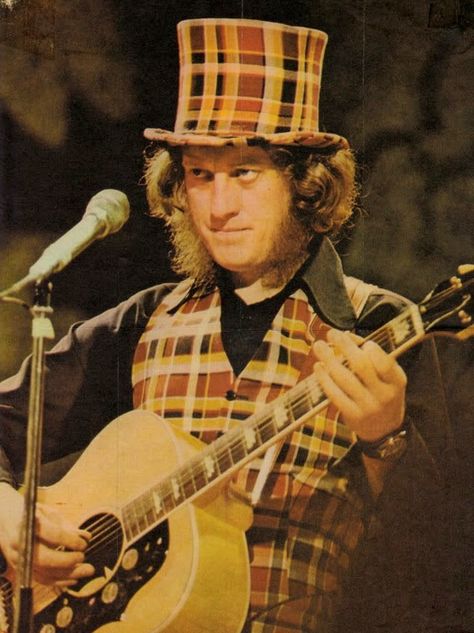 Noddy Holder #Slade #70s  Zippertravel. 70s Glam Rock, Noddy Holder, 1970s Music, 70s Glam, Fashion Decades, 70’s Style, Live Rock, British Rock, Music History