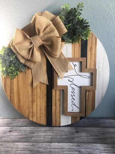 Circle Crafts, Door Hangers Diy, Wooden Signs Diy, Door Signs Diy, Wooden Door Signs, Door Wreaths Diy, Round Wood Sign, Wood Door Hangers, Christmas Signs Wood