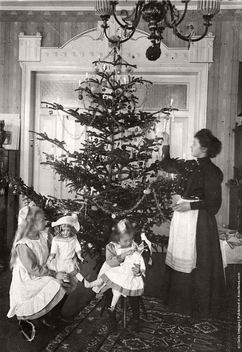 Vintage: Children Celebrating Christmas (1900s) | MONOVISIONS Christmas Instagram Pictures, Christmas Photograph, Vintage Christmas Photos, Picture Tree, London Christmas, Old Christmas, Christmas Past, Antique Christmas, Christmas Scenes