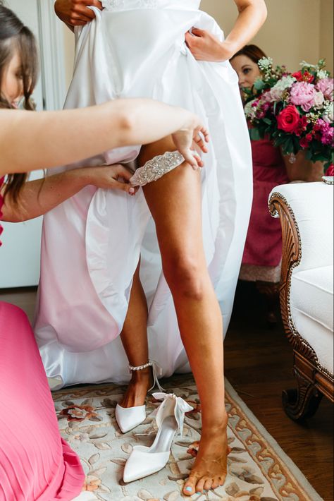 Wedding photography bride garter getting ready photo bridesmaid Dress With Garter, Bride Garter, Garter Toss, Garter Wedding, Wedding Vision, Bride Getting Ready, Bridal Garter, Wedding Garter, Wedding Pins