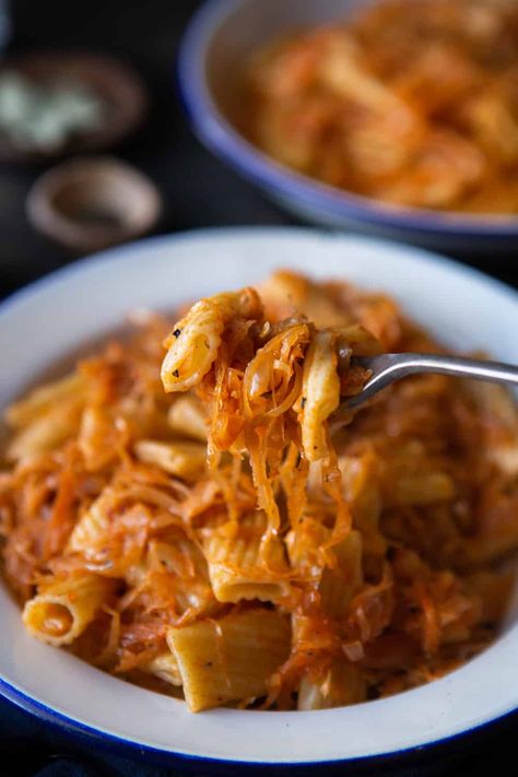 Sauerkraut Pasta, Easy Sauerkraut, Raw Sauerkraut, Sauerkraut Recipe, Savory Treats, Fermented Cabbage, Sauerkraut Recipes, Vegan Pasta Recipes, Vegan Alternatives