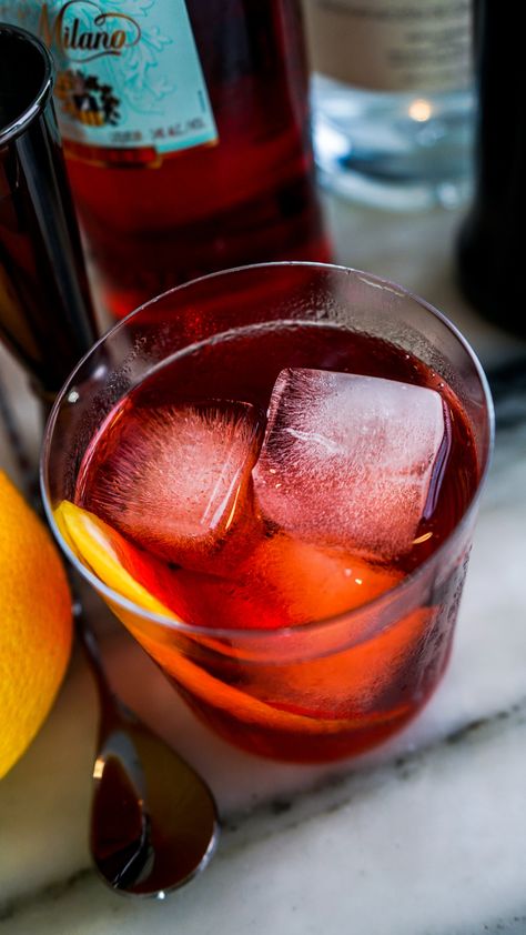 Mezcal Negroni Recipe, Easy Mezcal Cocktails, Mezcal Negroni, Best Mezcal Cocktail, Classic Negroni, Mezcal Craft Cocktail, Mezcal Negroni Cocktail, Negroni Recipe, Negroni