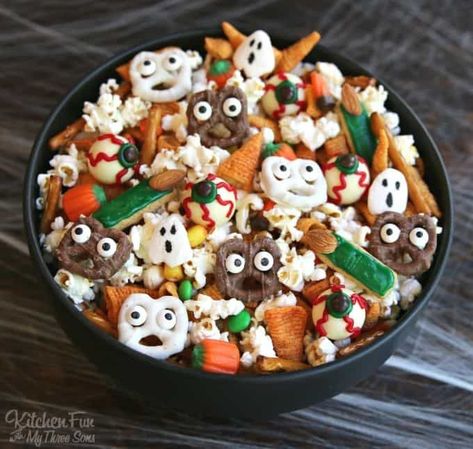 Fun Halloween Snacks, Halloween Peeps, Halloween Snack Mix, Halloween Deserts, Postres Halloween, Recetas Halloween, Spooky Snacks, Halloween Snack, Chex Mix Recipes