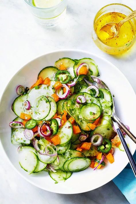 Spicy Salad with Lime Garlic Vinaigrette — Eatwell101 Jalapeno Salad, Healthy Cucumber Salad, Spicy Cucumber Salad, Marinated Cucumbers, Spicy Salad, Super Salads, Salad Dressing Recipe, Creamy Cucumber Salad, Quick Dishes