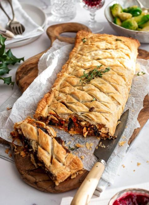 VEGAN MUSHROOM & WALNUT WELLINGTON – Puff Pastry Vegan, Puffy Pastry, Vegetarian Wellington, Vegan Wellington, Wellington Recipe, Savory Tarts, Vegan Dinner Recipes Easy, Vegan Mushroom, Easy Vegan Dinner