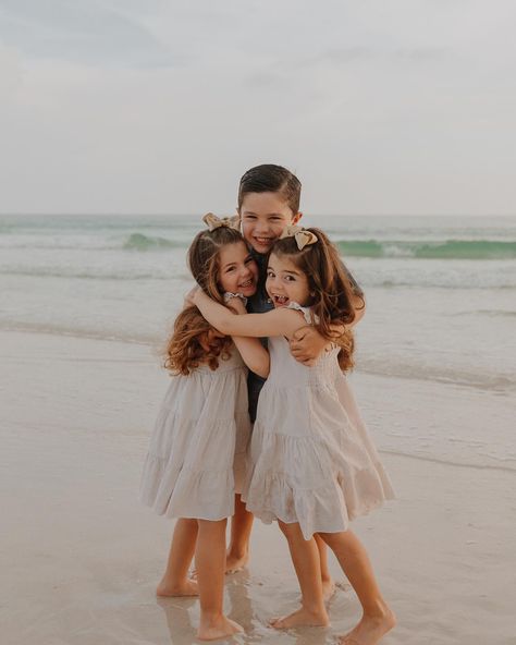 The sweetest family beach photos!!🤍 • • • • • • #candidfamily #familyphotography #familyphotographer #familybeachphotos #lifestylephotography #sarasotaflorida #sarasotaphotographer #longboatkey #longboatkeyresort #annamariaisland #annamariaislandphotographer #childhoodeveryday #candidchildhood #familymoments Brother Beach Pictures, Sibling Beach Pictures, Longboat Key, Sister Photos, Beach Family Photos, Au Pair, Beach Shoot, Anna Maria Island, Sarasota Florida