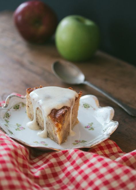 This simple apple cake makes the perfect snack for fall | prettysimplesweet.com Easy Vanilla Sauce, Simple Apple Cake, Vanilla Sauce Recipe, Cake Pretty, Flourless Cake, Vanilla Sauce, Apple Dessert Recipes, Sweets Cake, Thanksgiving Desserts