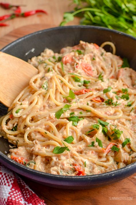 Seafood Lovers reunite for this Spicy Creamy Crab, Chilli and Cherry Tomato Pasta - a true flavour explosion!! Slimming World and Weight Watchers friendly | www.slimmingeats.com Crab Meat Pasta, Crab Pasta Recipes, Creamy Seafood Pasta, Alfredo Recipes, Chilli Crab, Crab Recipe, Crab Pasta, Spicy Crab, Creamy Crab