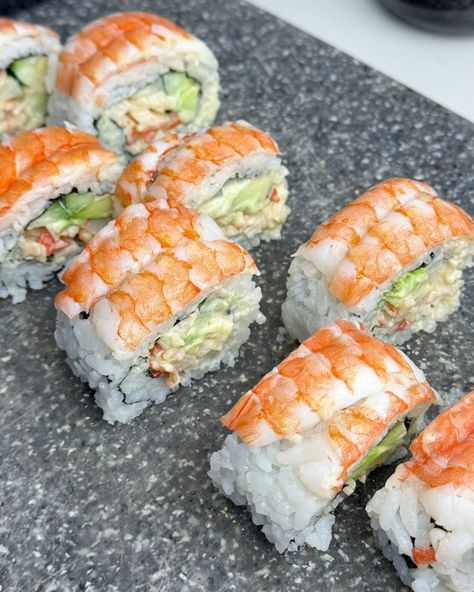 Tiger Roll (Sushi) - Crafty Cookbook Sushi Crab Recipes, Butterflied Shrimp, Vegetarian Sushi Rolls, Salmon Sushi Rolls, California Roll Sushi, Sushi Board, Sushi Recipes Homemade, California Rolls, Vegetarian Sushi