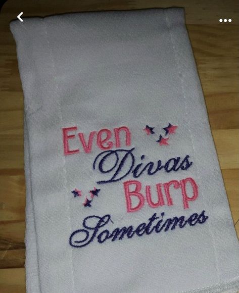 Cricut Bibs, Burp Cloth Tutorial, Burb Cloth, Embroider Ideas, Burp Clothes, Cricut Baby, Burp Rags, Monogram Towels, Baby Embroidery