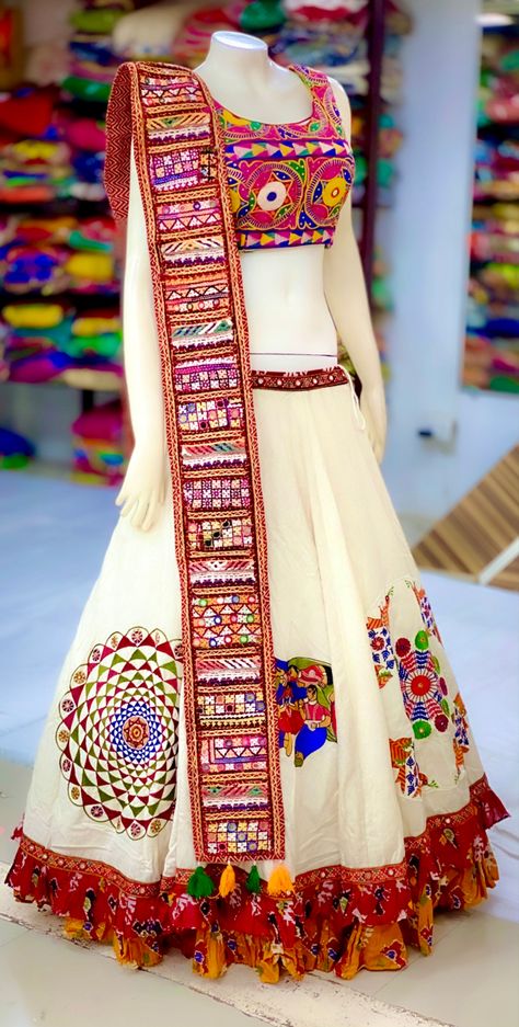 Guthan Work, Navratri Chaniya Choli Latest 2023, Navratri Chaniya Choli Latest, Garba Dresses, Lehenga Designs Latest, Navratri 2023, Gamthi Work, Navratri Outfits, Punjabi Dress Design