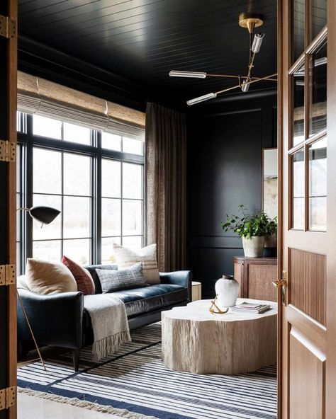 15 Simple Small Living Room Ideas Brimming With Style - Decoholic The Mcgee Home, Mcgee Home, Design Hall, Dark Walls, Studio Mcgee, Interior Modern, Black Walls, Home Office Design, Tv Room