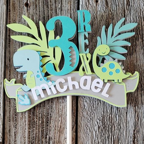 Cricut Dinosaur Birthday Projects, Dinosaur Topper, Topper Dino Baby, Dinosaur Cake Topper Cricut, Three Rex Birthday Banner, Little Boy Drawing, Dinosaur Birthday Party Decorations, 3d Cake Toppers, Create A Critter