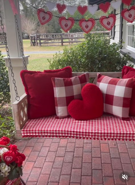 Cobblestone Porch, Valentine Decor Ideas, Vintage Valentines Decorations, Valentine Centerpieces, Holiday Bedroom, Candy Christmas Tree, Diy Valentine's Day Decorations, Valentines Decor, Diy Valentines Decorations