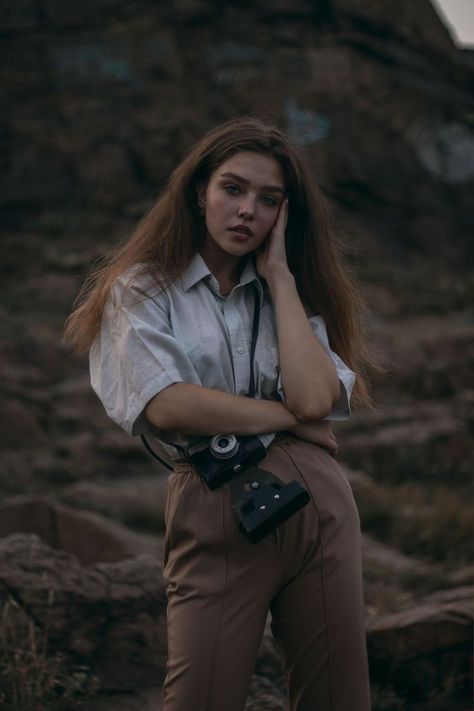 Photographer Photoshoot With Camera, Photographers Photoshoot, Fashion Editorial Couple, Photographer Outfit, Girls With Cameras, Headshots Women, 21st Birthday Photoshoot, Spring Photoshoot, Nature Photoshoot