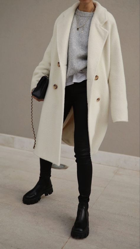 Cream Peacoat Outfit, Lapel Coat Outfit, Cream Wool Coat Outfit, Cream Coat Outfit Winter, Oversized Coat Outfit, White Coat Outfit, Wool Coat Outfit, Mantel Outfit, Long Coat Outfit