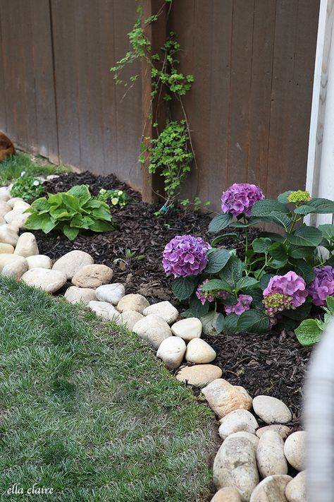 Spruce up and define your planters with this DIY River Rock Border Diy River Rock, Rock Planters, Rock Border, River Rock Garden, River Rock Landscaping, Garden Border, Rock Garden Design, Rock Landscaping, Rock Garden Landscaping