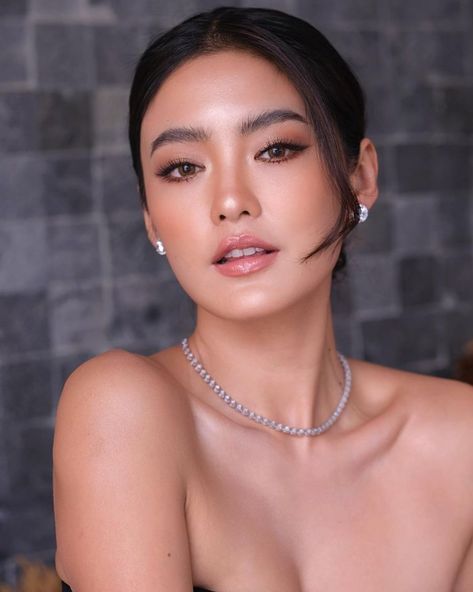 Asian Glow Makeup, Wedding Guest Makeup Asian Eyes, Wedding Makeup Asian Natural, Southeast Asian Bridal Makeup, Thai Makeup Style, Asian Evening Makeup, Natural Bridal Makeup Asian Brides, Soft Glam Makeup Asian Round Face, Wedding Makeup Half Asian