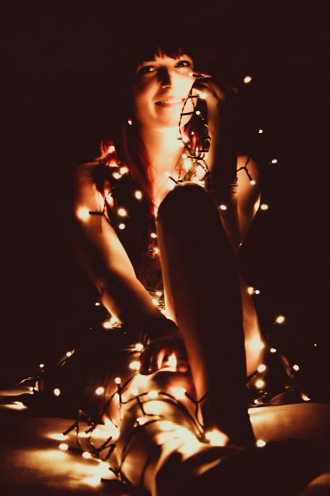 Christmas Lights Photoshoot, Shooting Photo Studio, Fairy Light Photography, Christmas Light Photography, Christmas Fashion Photography, Shotting Photo, Photographie Portrait Inspiration, Creative Photography Techniques, Self Portrait Photography