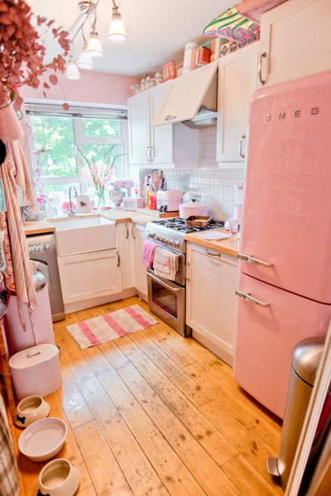 Pink Retro Kitchen, Pink Fridge, Cocina Shabby Chic, Pastel Kitchen, Pink Kitchen, Cute Kitchen, Cottage Kitchen, Retro Kitchen, Modern Retro