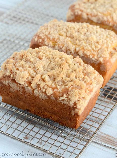 Recipe for moist and flavorful eggnog quick bread. The crumb topping makes this bread extra tasty. A perfect holiday quick bread recipe! Recipes Using Eggnog, Eggnog Bread Recipe, Crumb Topping Recipe, Eggnog Dessert, Quick Bread Recipe, Holiday Bread, Coffee Cake Muffins, Christmas Bread, Eggnog Recipe