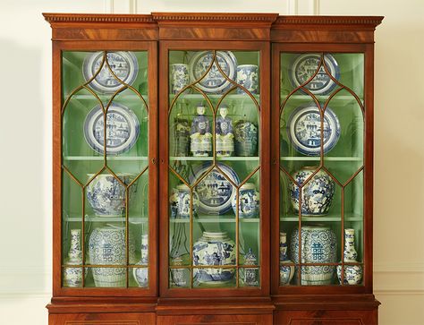 New Traditional Dining Room, Dark Green Living Room, Early American Furniture, Painted China Cabinets, Blue And White Chinoiserie, Blue White Decor, Traditional Dining, Traditional Dining Room, Brown Furniture