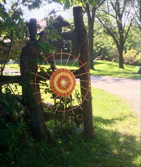 Painted hay rake wheel. Used half the tines that were broke off, used a decorative center Hay Rack, Metal Art Projects, Garden Art, Metal Art, Dandelion, Art Projects, Wheel, Plants, Flowers