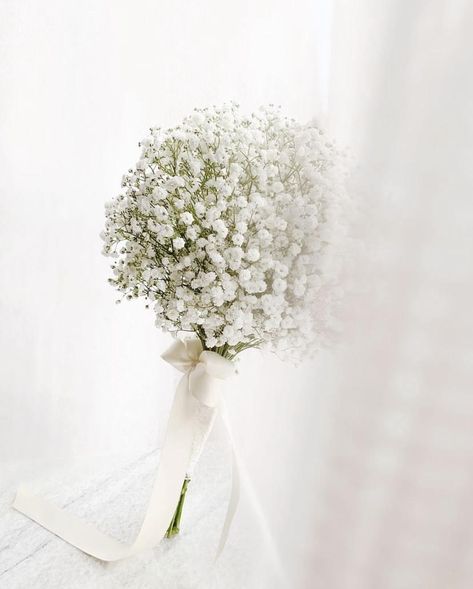 Wrapped in all white colours and mini size will reflect the sincere love of the bride & groom. Perfect choice for simple & minimalist wedding concept. Photo Courtesy of Via Fleurs Wedding Bouquets Minimalist, Minimalist Bouquet Wedding, Minimalist Wedding Bouquet, Minimalist Bouquet, Sincere Love, Simple Minimalist Wedding, Wedding Concept, Wedding G, Minimalist Bride