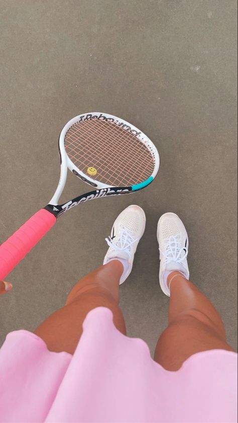 preppy style, preppy outfits, vsco style, outfit inspo, teen girl, lululemon, tennis pic ideas, tennis player, varsity tennis girl, tennis outfit inspo, lululemon tennis fit, pink tennis racket, tennis court Pink Tennis Racket, Racket Tennis, Tennis Pictures, Preppy Vsco, Tennis Outfits, Pink Preppy, Tennis Clothes, Tennis Racket, Sports Equipment