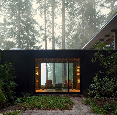 Gallery of Fantastic Images of Architecture in the Fog: The Best Photos of the Week - 7 A House In The Woods, Tiny Cabin, Hus Inspiration, Design Exterior, Bunk House, Modern Cabin, Architecture Student, Forest House, Cabins In The Woods