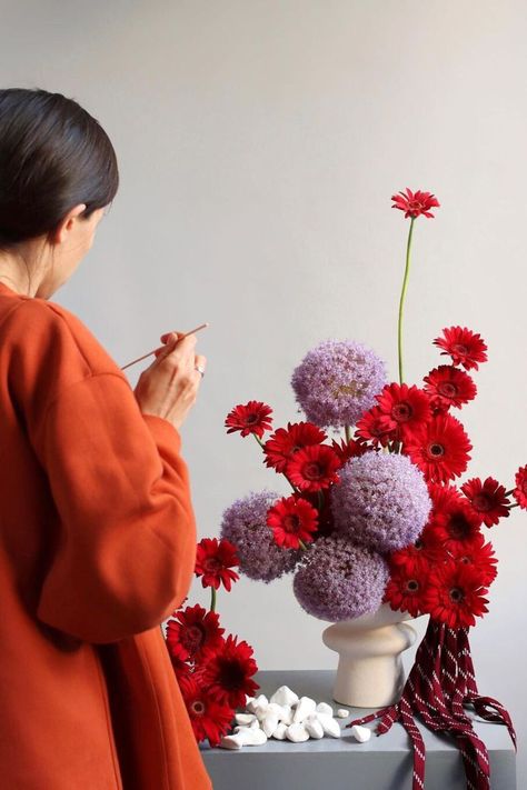 Cny Aesthetic, Sogetsu Ikebana, Rose Aesthetic, Unique Floral Arrangements, Ikebana Flower, Low Centerpieces, Unique Flower Arrangements, Ikebana Flower Arrangement, Fleur Design