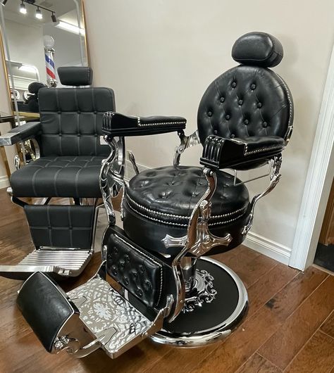 Luxury Men’s barber chair Retro Antique sliver barber chair Brand New Luxury in every angle Vintage look $ 999 Dm for inquiries 7788997740 #salonfurniture #vintagebarberchair #antiquebarberchair #modernsalonfurniturecanada #barbersupplystore #barberfurniture #surreybc Vintage Barbershop, Barber Chairs, Furniture Canada, Vintage Barber, Barber Supplies, Retro Chair, Luxury Men, Salon Furniture, Barber Chair