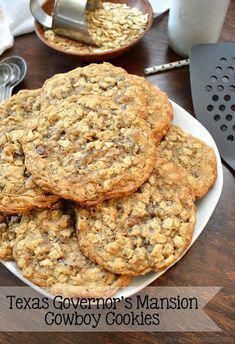 Joyously Domestic: Laura Bush's Texas Governor's Mansion Cowboy Cooki... Laura Bush Cowboy Cookies, Coconut Macarons, Possum Pie, Cowboy Cookie Recipe, Ginger Snap Cookies Recipe, Beaux Desserts, Laura Bush, Cookie Sandwich, Coconut Balls