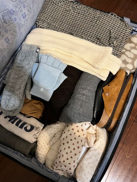 Packing Aesthetic, Light Packing Tips, What To Pack For Vacation, Honeymoon Essentials, Travel Packing Essentials, International Travel Essentials, Europe Travel Essentials, Minimalist Packing, Essentials Checklist