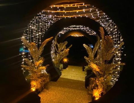 Glam and Glitz Theme Event - Eventologists Red Carpet Glam Party, Met Gala Party Theme, Glitz And Glam Theme, Glitz And Glam Decor, Glitz And Glam Party Theme, Glitz And Glam Wedding, Glitz And Glam Party, Glitter Floor, Gala Decorations