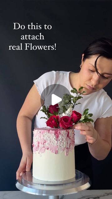 Elvin Cocel on Instagram: "Do This! ⤵️  🌸Securely attach real flowers to your cake by wrapping the stems with a damp paper towel and then covering them with silver foil.   🌸This method not only enhances the longevity of the flowers but also ensures a cleaner and safer addition to your cake.   🌸Please, prioritise checking the toxicity of flowers before incorporating them, as not all pretty flowers are food-safe. 💐 . . . . #cake #buttercream #foodreels #cakereels #delicious #instacake #protip #cakeartist #cakelife #baker #homebaking #bakedwithlove #bakedgoods" Real Flowers On Cake, Birthday Cake With Real Flowers, Cake Real Flowers, Real Flower Cake, Cake Wraps, Cake Buttercream, Home Baking, Silver Foil, Flower Cake