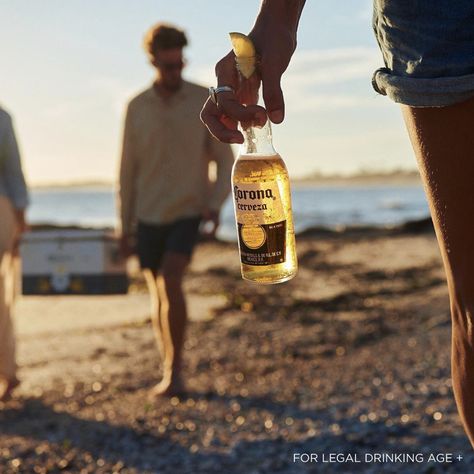 Beer Photoshoot, Beverage Photography Ideas, Beer Bucket, Beer Photography, Beer Photos, Friends Drinks, Slytherin Aesthetic, Food Drink Photography, Food Graphic Design