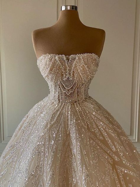 Dresses Runway, Jewelry Nails, Glam Wedding Dress, Glitter Wedding Dress, Bride Dress Simple, Sparkly Wedding Dress, Exquisite Gowns, Dress Bag, Fancy Wedding Dresses