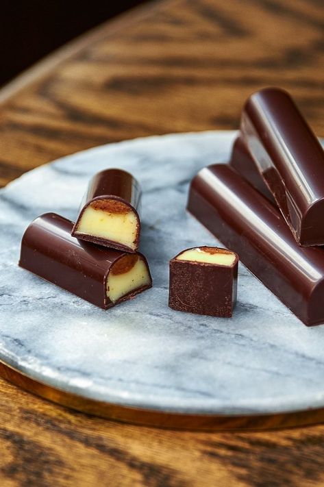 Chocolate Filling Ideas, Chocolate Bar Filling Ideas, Filled Chocolate Bars, Homemade Bonbons, Chocolatier Recipes, Cream Cheese Ganache, Cheesecake Ganache, Ganache Cheesecake, Chocolate Molds Recipe