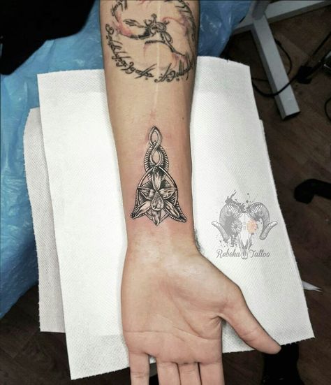 Arwens realistic black and white evenstar tattoo  #lotr #evenstar #arwen #nerdtattoo Evenstar Tattoo, Hobbit Tattoo, Tolkien Tattoo, Fandom Tattoos, Lotr Tattoo, Lord Of The Rings Tattoo, Nerd Tattoo, Star Tattoo, Ring Tattoos