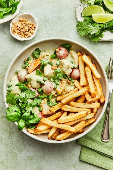 Pub Fries, Thai Green Curry Recipe, Green Curry Recipes, Thai Green Curry, Chicken Plating, Green Curry Paste, British Pub, Chips Recipe, Green Curry