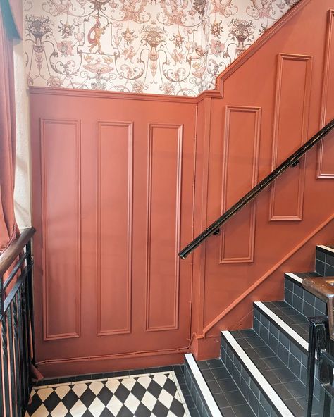 Still here for terracotta! 🧡. This is in the Punch and Judy pub in Covent Garden it dates back to 1787. I like that they have incorporated Punch and Judy into the wallpaper. #terracotta#teracottapanelling#since1787 #greenekingpubs #punchandjudypub#diamondtiles#coventgardenpub #tiles#staircasedecor#lovethecolourway#pubinteriors Terracotta Panelling, Punch And Judy, The Punch, I Like That, The Wallpaper, Covent Garden, Dates