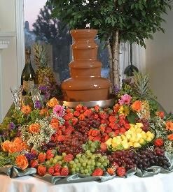 Fruit Display Tables, Chocolate Fountain Bar, Fruit Display Wedding, Chocolate Fountain Recipes, Home Chocolate, Chocolate Fondue Fountain, Fruit Buffet, Fondue Fountain, Kids Bridal