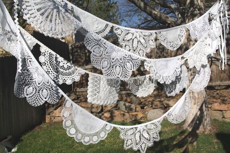 Doily Garland Diy, Doily Bunting, Lace Bunting, Doily Art, Crochet Bunting, Doilies Crafts, Deco Champetre, Deco Boheme, Wonderful Time Of The Year