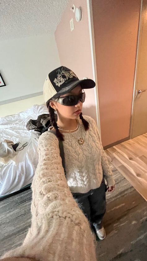 #selfie #picture #aesthetic #outfits #fashion #sunglasses #hat #teenager Selfie Picture, Ear Hats, Outfits Fashion, Aesthetic Outfits, Fashion Sunglasses, Social Media, Sunglasses, Media, Hats