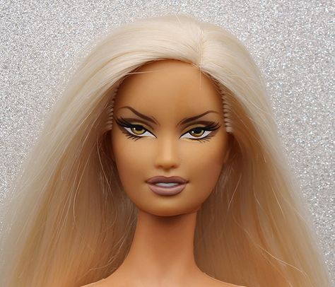 Versace Makeup, Barbie Face, Barbi Benton, Prom Eye Makeup, Versace Designer, Barbie Barbie, Face Mold, Barbie Dress Fashion, Parking Spot