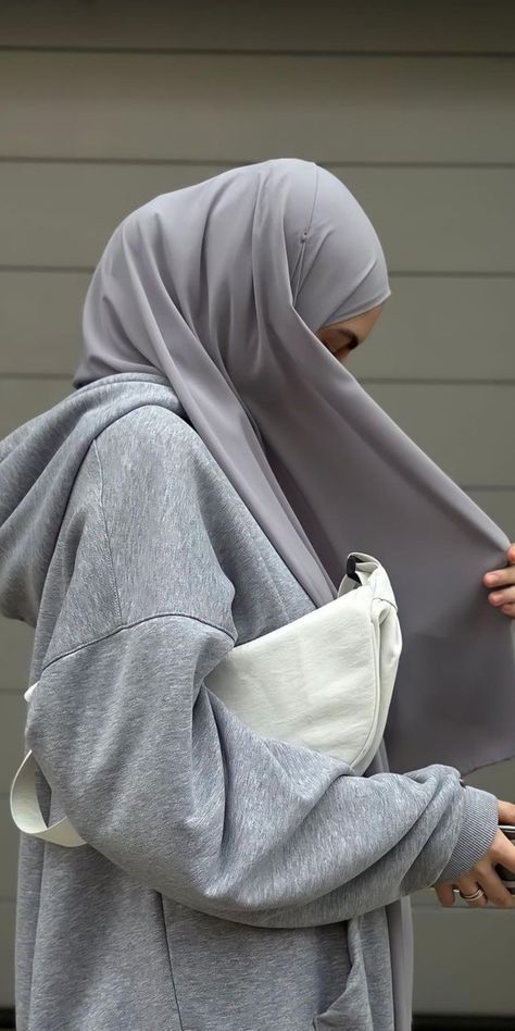 Hijabi Back Pose, New Era Outfit, Muslimah Outfit, Stile Hijab, Flipagram Instagram, Muslim Style, Muslim Couple Photography, Modest Fashion Hijab, Muslim Outfits Casual