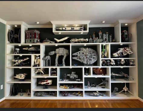 Lego Collection Display, Star Wars House Decor, Lego Display Shelf, Lego Shelves, Lego Room Ideas, Lego Display Ideas, Lego Room Decor, Game Room Ideas, Geek Room